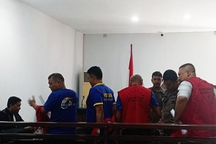Terdakwa penyalahgunaan narkoba memasuki ruang sidang Pengadilan Negeri Banda Aceh di Banda Aceh, Kamis (30/5/2024). 

