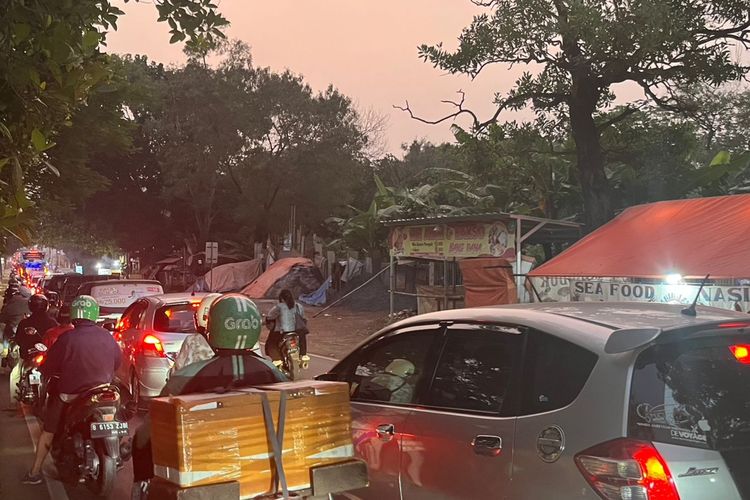 Kemacetan di Jalan Raya Sawangan, Kota Depok, Kamis (26/6/2025) sore.