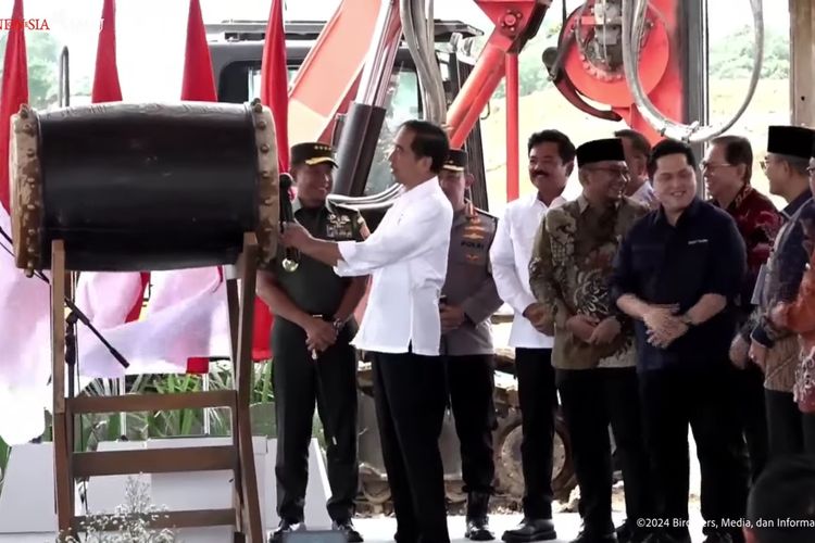 Presiden Joko Widodo (Jokowi) resmi memulai pembangunan Masjid Negara di Ibu Kota Nusantara (IKN) pada Rabu (17/01/2024).