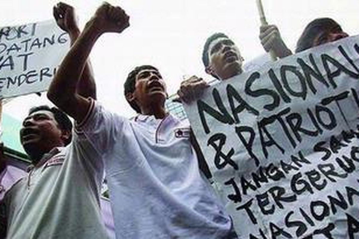 Puluhan Relawan Perjuangan Demokrasi (Repdem) berunjuk rasa di depan Kantor PT Freeport Indonesia di Jalan Hr Rasuna Said, Kuningan, Jakarta, Rabu (2/11). Mereka menuntut PT Freeport meninggalkan Indonesia karena dianggap membuat rakyat Indonesia menderita.