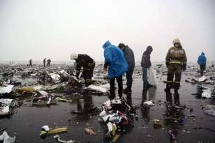 Tim dari Kementerian Transportasi Rusia sedang melakukan penyisiran di lokasi jatuhnya pesawat Flydubai yang menewaskan 62 orang di kota Rostov-on-Don.