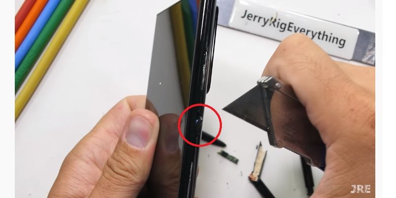 Tombol daya terlepas dari modul yang tertanam disisi kanan bodi ponsel Galaxy Note 20 Ultra