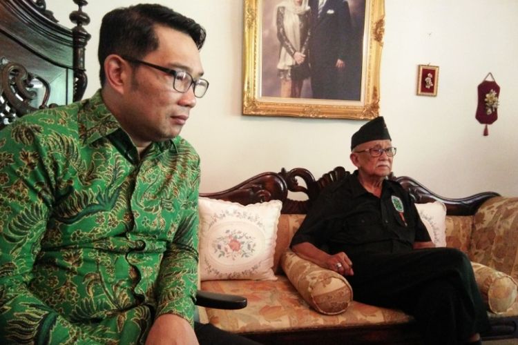 Kandidat gubernur Jawa Barat Ridwan Kamil saat bertemu dengan tokoh Jawa Barat, Solihin GP di kediaman Solihin, Jalan Cisitu, Minggu (10/6/2018).