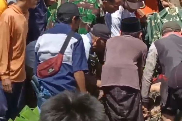 Proses evakuasi jenazah korban banjir lahar Semeru, Jumat (19/4/2024)