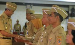 Ganjar Berikan SK Pensiun, ASN ini Bangga Sekaligus Terharu