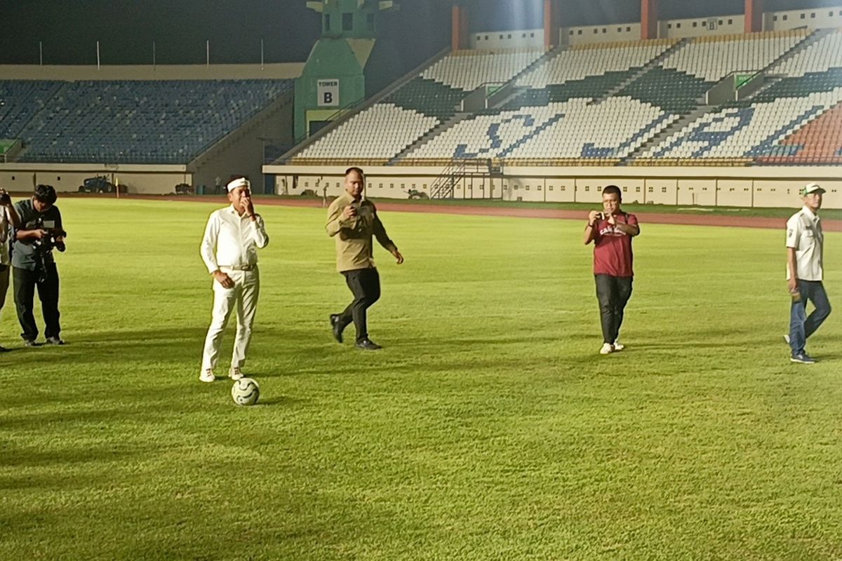 Momen Ketua Pelaksana Piala Presiden Maruar Sirait dan Gubernu Jawa Barat adu penalti di Stadion Si Jalak Harupat, Kabupaten Bandung, Jawa Barat, Rabu (3/6/2025)