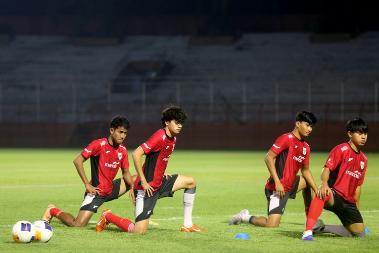 Pemain Persipura Jayapura, Reno Salampessy (dua dari kiri) saat mengikuti latihan Timnas U20 Indonesia yang menjadi bagian dari pemusatan latihan di Gelora 10 November Surabaya, Jawa Timur, Kamis (5/3/2026) malam.