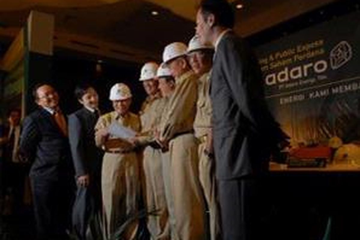 Para Direksi PT Adaro Energi Tbk berfoto bersama usai paparan publik di Jakarta, Senin (26/05). Perseroan akan melepas saham baru sebesar 11.139 miliar lembar dengan kisaran harga Rp 1.050 - Rp 1125. Adaro menargetkan perolehan dana dari IPO sebesar Rp 12 triliun.  