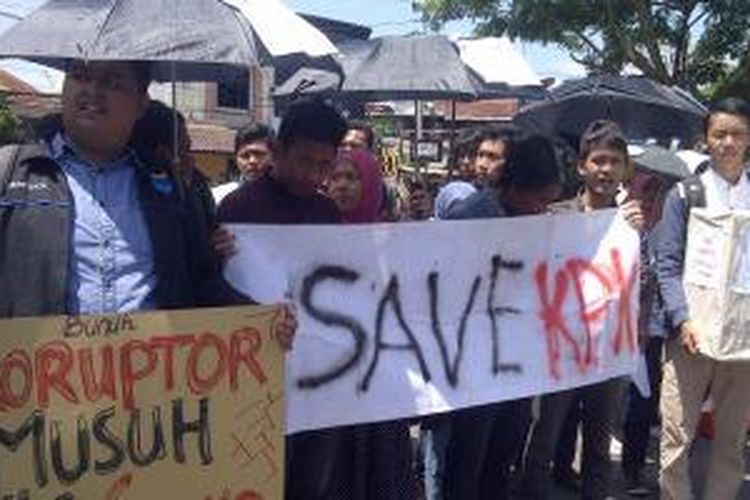 Sebanyak 18 lembaga anti korupsi di Malang, Jawa Timur, menggelar aksi mendesak Presiden Joko Widodo (Jokowi) supaya menarik kembali keputusan presiden tentang pemberhentian dua komisioner KPK, Abraham Samad dan Bambang Widjojanto (BW). 