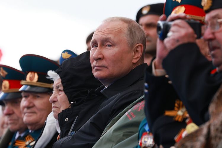 Presiden Rusia Vladimir Putin menyaksikan parade militer Hari Kemenangan menandai peringatan 77 tahun berakhirnya Perang Dunia II di Moskwa, Rusia, Senin (9/5/2022).