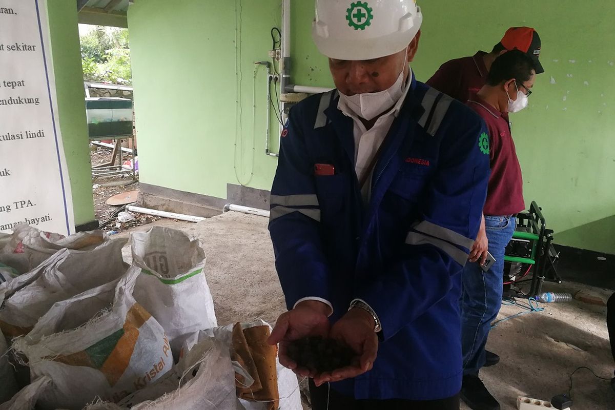 PLH Manager PLTU Jeranjang, Nandang Safrudin menunjukkan pelet hasil pengolahan sampah yang dimanfaatkan sebagai bahan bakar PLTU, Selasa (11/2/2020)