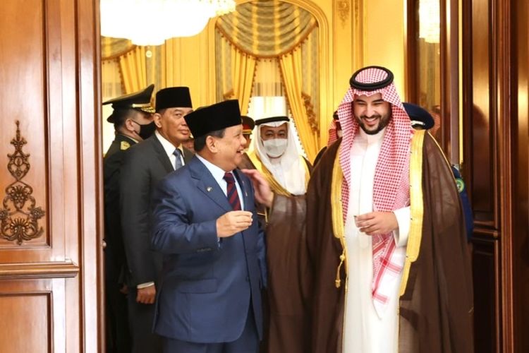 Menteri Pertahanan (Menhan) Prabowo Subianto dan Wakil Menteri Pertahanan Arab Saudi, Khalid bin Salman pasca pertemuan empat mata di Kantor Kementerian Pertahanan Arab Saudi, Riyadh, Senin (7/3/2022). 