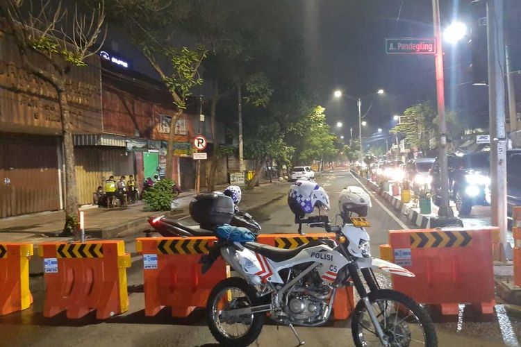 Ruas jalan menuju Jalan Raya Darmo Surabaya juga ditutup pada Jumat (27/3/2020) malam untuk cegah penyebaran Covid-19.