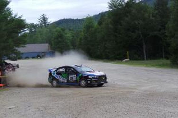 Mobil Mitsubishi Evolution X yang dikendarai pereli nasional Rifat Sungkar saat mengikuti kejuaraan New England Forest Rally (NEFR) 2013 di Newry, negara bagian Maine, Amerika Serikat (AS) yang berakhir Sabtu (27/7/2013).