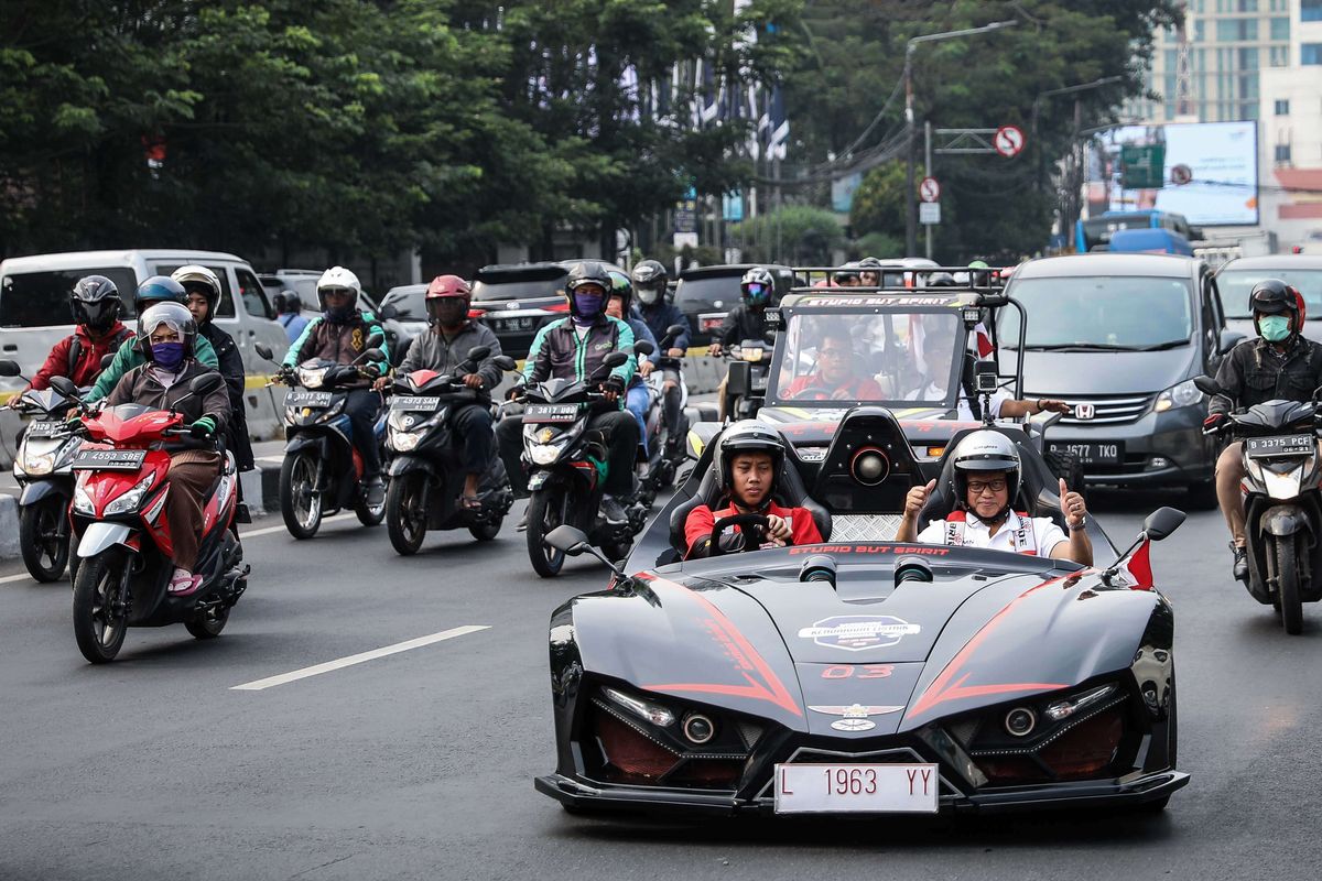 Kendaraan listrik yang mengikuti Jambore Kendaraan Listrik Nasional 2019 melintas di jalan Medan Merdeka Selatan, Jakarta Pusat, Selasa (3/9/2019). Jambore yang diikuti oleh kendaraan listrik produksi Institut Teknologi Sepuluh Nopember (ITS), Surabaya, ini menempuh jarak 900 kilometer dari Surabaya menuju Jakarta.