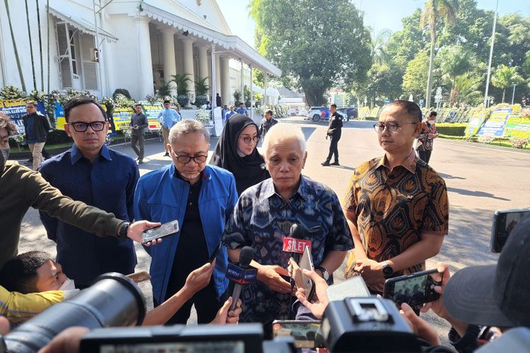 Pimpinan Partai Amanat Nasional bertakziah ke rumah dinas Gubernur Jawa Barat di Gedung Pakuan, Kota Bandung, Selasa (7/6/2022).