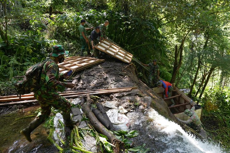 Desa Wanagiri adalah salah satu contoh wilayah yang warganya masih kesulitan dalam mendapatkan air bersih. Warga tinggal di daerah pegunungan dengan ketinggian 1.200 meter dari permukaan laut (mdpl) sehingga kesulitan mendapat akses air bersih.