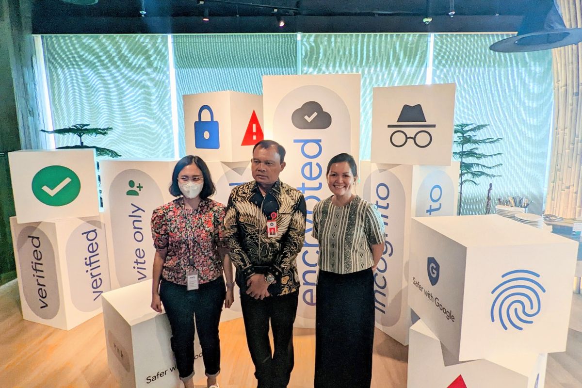 (Kiri-kanan) Brigitta Ratih Aryanti - Government Affairs and Public Policy Manager Google Cloud Indonesia, Irjen Pol. Dono Indarto, Deputi Bidang Strategi dan Kebijakan Keamanan Siber dan Sandi Negara, BSSN. , Putri Alam - Director of Government Affairs & Public Policy Google Indonesia dalam sebuah acara Nonton Bareng Hacking Google di Kantor Google Indonesia, Jakarta  Selatan, Selasa (25/10/2022)