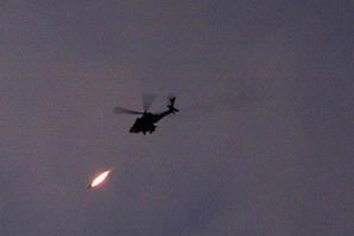 Helikopter tempur Israel menembakkan peluru kendali ke kota Gaza, Minggu (4/1).