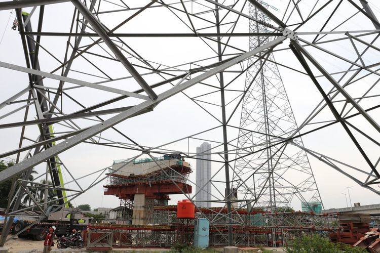 Pembangunan Tol Layang Dalam Kota Jakarta Seksi A Kelapa Gading-Pulogebang menemui baanvak kendala. Antara lain pembebasan lahan tambahan, relokasi Saluran Udara Tegangan Tinggi (SUTT-150 kV), dan utilitas-utilitas lainnya, seperti pipa gas, pipa air bersih, saluran Kabel Tegangan Menengah, dan Saluran Distribusi/Jaringan Tegangan Rendah.
