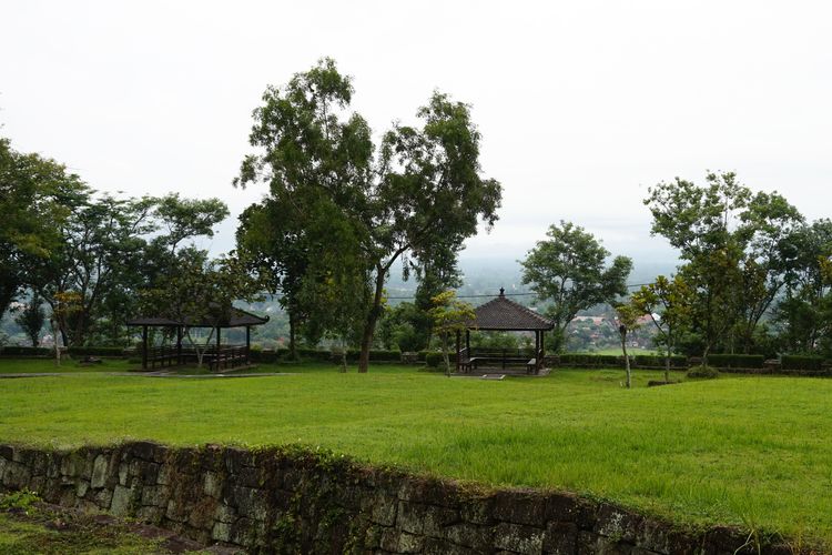 Dua dari beberapa gazebo yang ada di Ratu Boko, Yogyakarta, pada Jumat (17/12/2021). Kedua gazebo ini menawarkan pemandangan Candi Prambanan dari ketinggian.