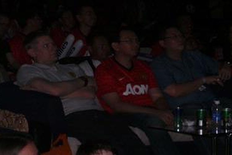 Wakil Gubernur DKI Jakarta Basuki Tjahaja Purnama menonton bareng laga Sunderland vs Manchester United di Kuningan City Jakarta Selatan Sabtu (30/3/2013). Ia menonton bersama kiper kawakan Manchester United Peter Schmeichel.