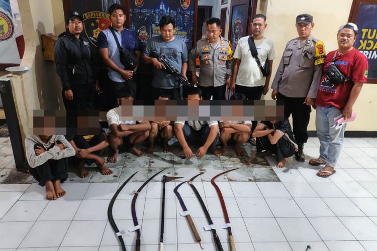 Polsek Lelea saat mengamankan remaja pelaku tawuran live medsos, sebanyak 4 remaja ditangkap dan tiga lainnya masih dalam pemeriksaan di Mapolsek Lelea, Kabupaten Indramayu, Jawa Barat, Senin (8/9/2025)