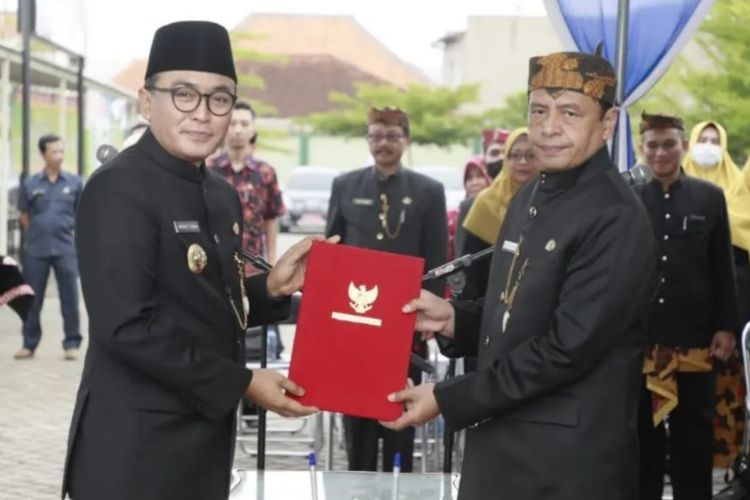 Bupati Pamekasan Baddrut Tamam (kiri) menyerahkan SK pengangkatan Masrukin sebagai Sekretaris Daerah Kabupaten Pamekasan Masrukin.