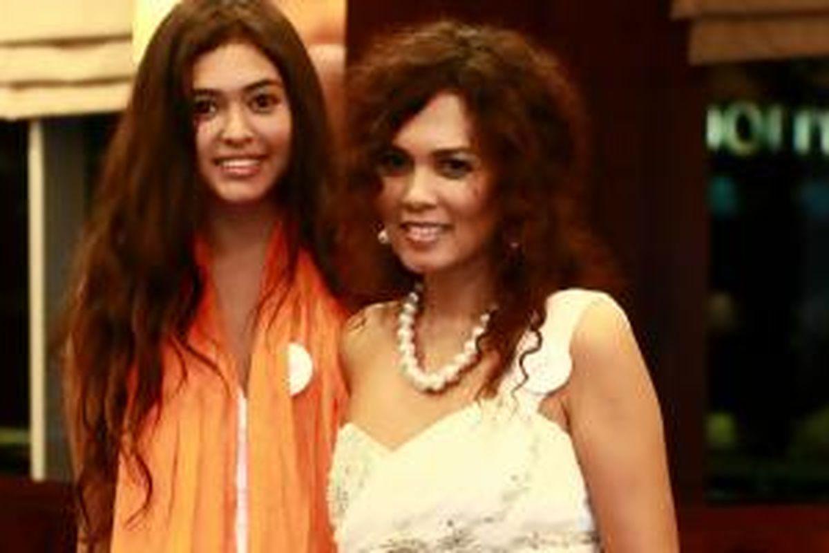 Perancang perhiasan mutiara Delia von Rueti bersama putrinya Sarah von Rueti, turut andil dalam kegiatan sosial di Maritage Indonesia.