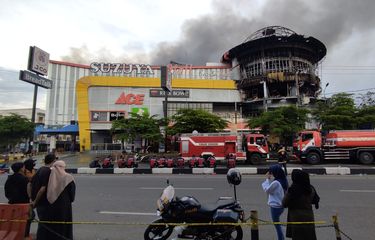 Api di Suzuya Mall Banda Aceh Belum Padam, Petugas Pemadam ...