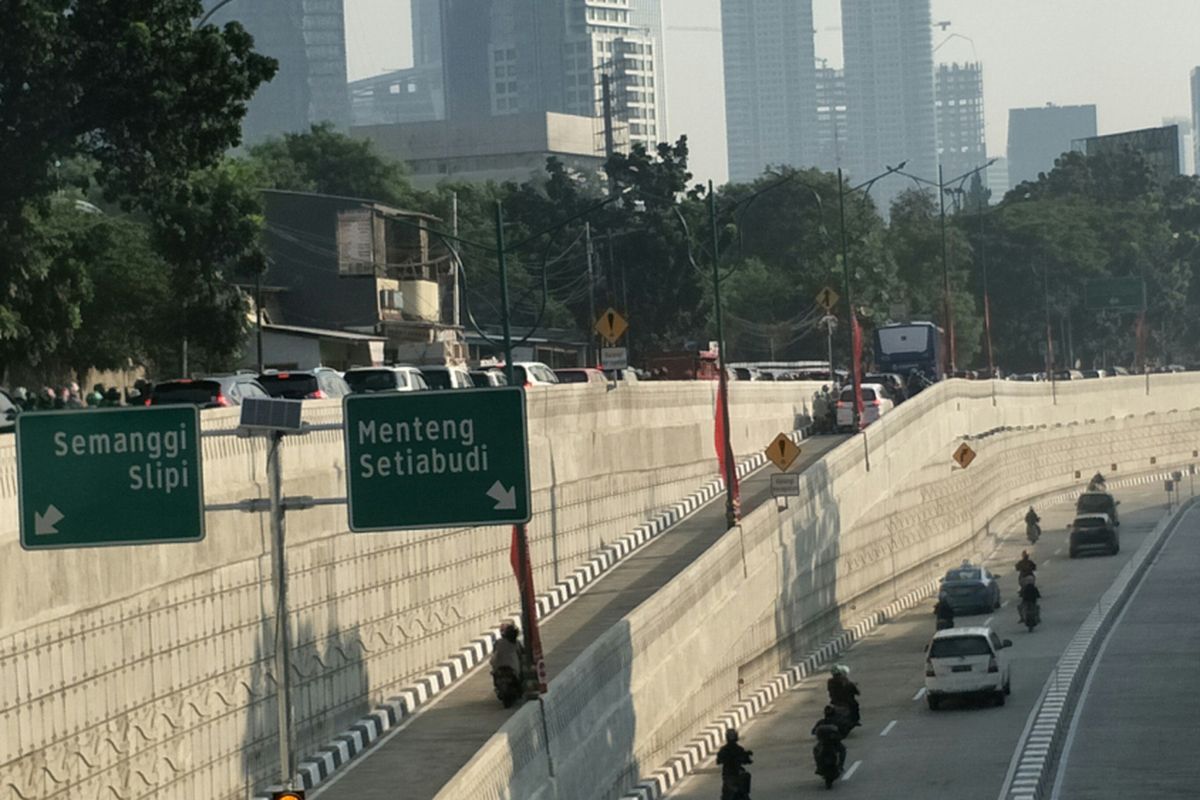 Akses keluar (offramp) tengah underpass Mampang-Kuningan untuk pengendara yang akan menuju Semanggi atau Slipi. Foto diambil Rabu (11/4/2018).