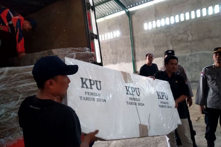 Sebanyak 1.760 bilik pemungutan suara tiba di gudang KPU Kota Blitar di Jalan Bengawan Solo, Desa Sumberejo, Kecamatan Sanankulon, Kabupaten Blitar, Minggu (5/11/2023).