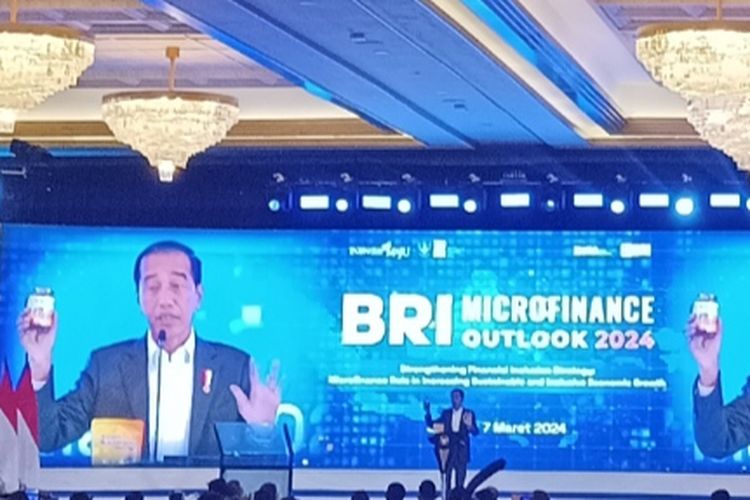 Presiden Joko Widodo saat memberi sambutan di acara BRI Microfinance Outlook 2024 di kawasan Gatot Subroto, Jakarta, Kamis (7/3/2024). 