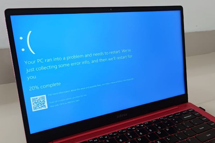 Ilustrasi blue screen di laptop Windows