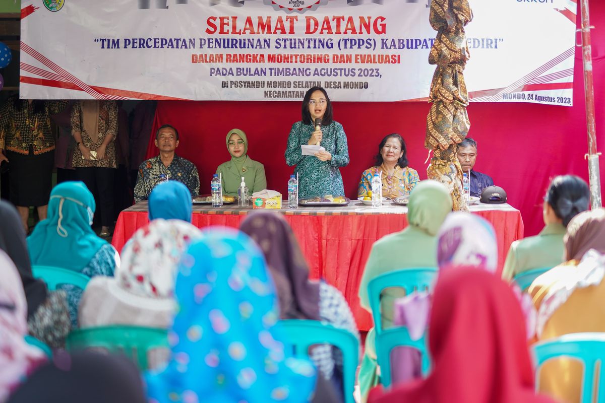 Ketua Tim Penggerak Pemberdayaan Kesejahteraan Keluargas (TP PKK) Kabupaten Kediri Eriani Annisa Hanindhito dalam kegiatan monitoring dan evaluasi (monev) pelaksanaan bulan timbang pada Agustus 2023 di Kecamatan Mojo, Kediri, Kamis (24/8/2023).
