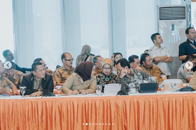 Bupati Karawang Cellica mengunggah foto bersama dengan Wali Kota Bogor Bima Arya dan Wali Kota Tangsel Airin. Cellica dan Bima dinyatakan positif terkena virus corona. 