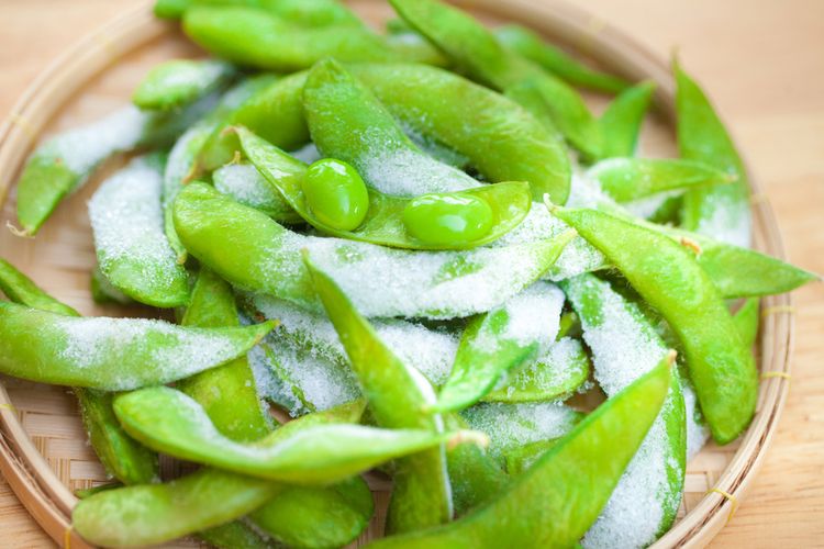 Cara cairkan edamame beku bisa direndam menggunakan air biasa, jangan air panas. 