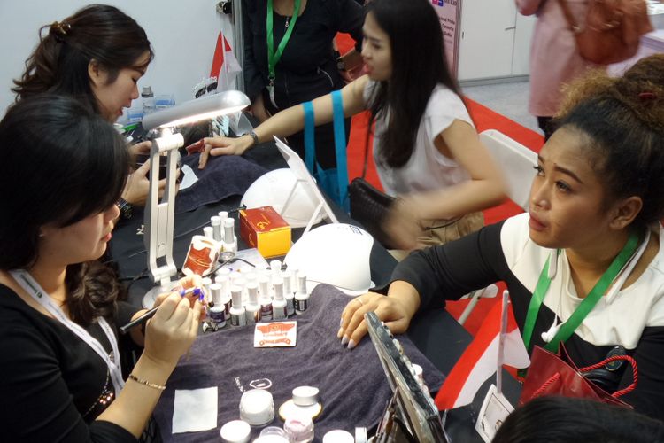Cosmobeaute Indonesia 2018 menghadirkan beragam produk dan inovasi di bidang industri kecantikan, diselenggarakan mulai 11-13 Oktober 2018 di Jakarta Convention Center (JCC).