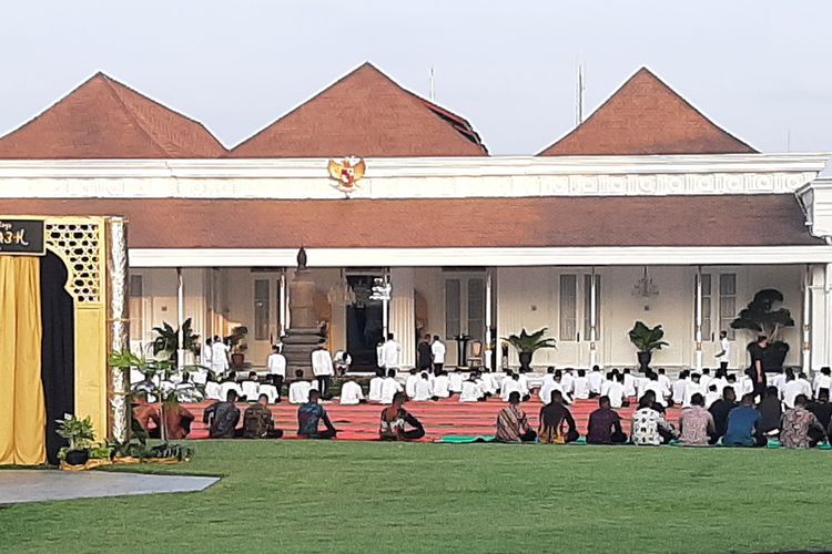 Presiden Joko Widodo menjalankan Sholat Idul Fitri di halaman Istana Kepresidenan Gedung Agung Yogyakarta.