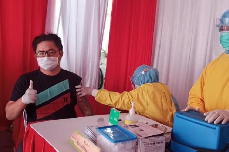 Erik (27) salah satu pedagang peralatan rumah tangga di Pasar Cinde Palembang saat mengikuti proses penyuntikan vaksin Covid-19, Rabu (3/3/2021).