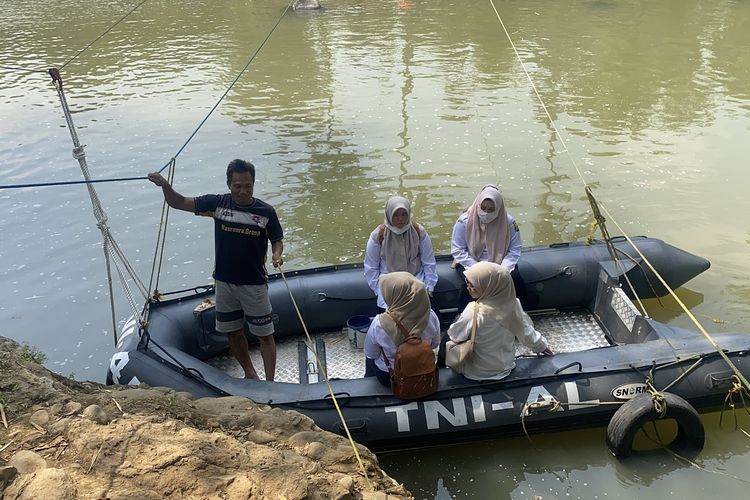Melihat Perjuangan Guru di Sukabumi, Lintasi Sungai Pakai Perahu Karet akibat Jembatan Putus