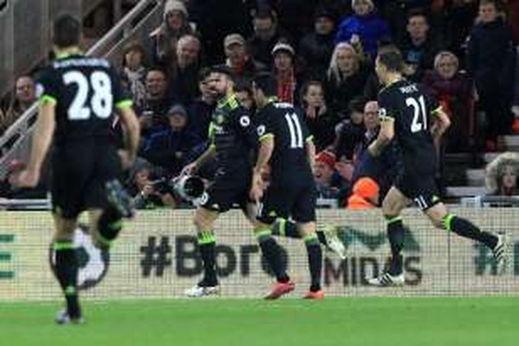 Striker Chelsea, Diego Costa, merayakan gol ke gawang Middlesbrough bersama rekan-rekannya, di Stadion Riverside, Minggu (20/11/2016).