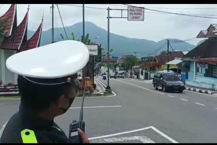 Rambu membingungkan karena ada larangan bus dan truk lewat sehingga bus/truk lewat jalur kiri ke lokasi flyover yang rendah