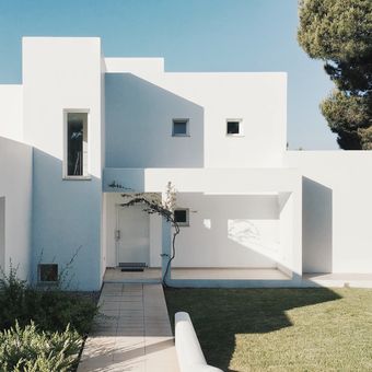 Ilustrasi rumah minimalis, rumah dengan gaya arsitektur minimalis.