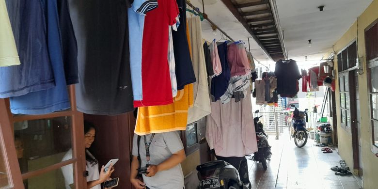 Warga di lingkungan RW 04 Kelurahan Kranji, Bekasi Barat, yang resah akibat aksi pencurian sejumlah pakaian dalam wanita yang terjadi. Selama 5 hari sejak aksi pencurian yang pertama, total ada lebih dari 10 pasang pakaian dalam wanita yang dicuri.