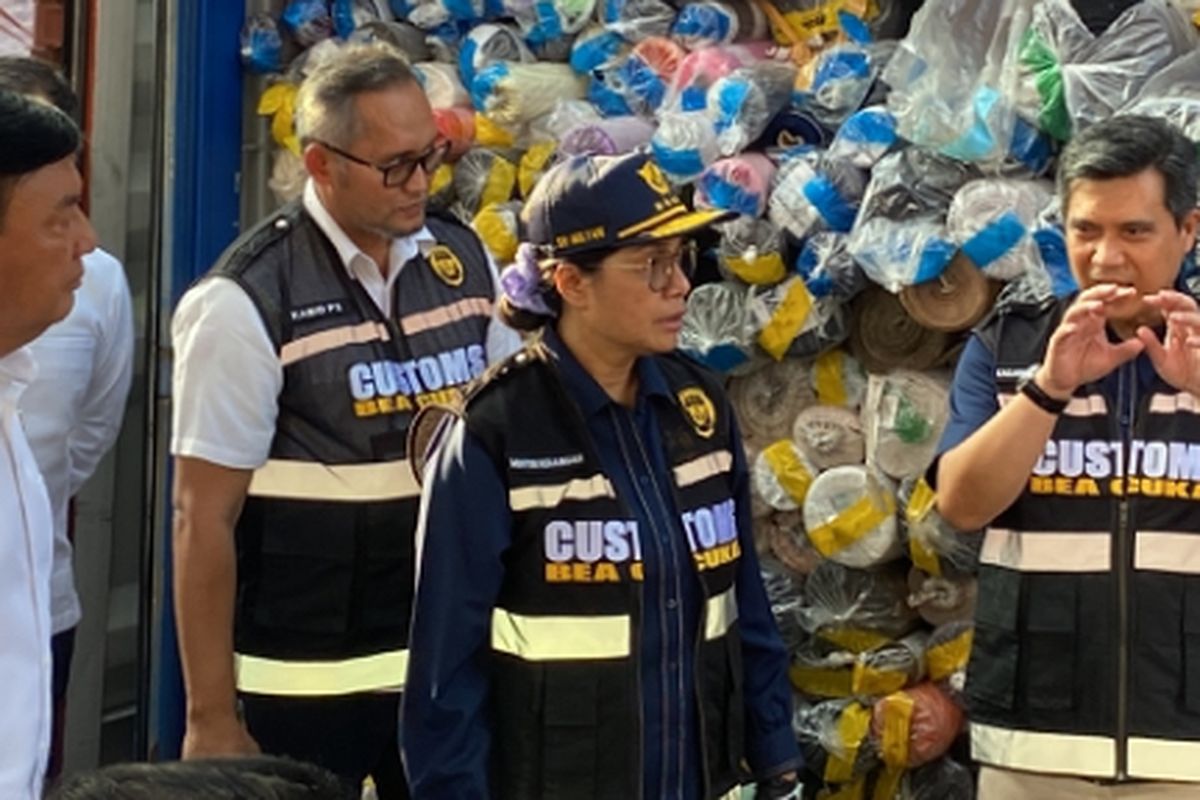 Menkeu, Sri Mulyani (tengah) di Surabaya, Rabu (5/2/2025).