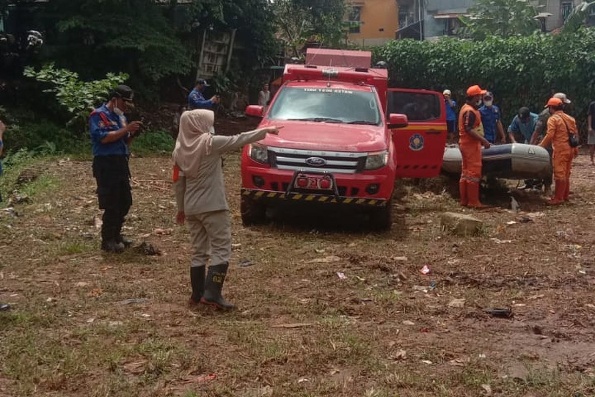 Proses penyelamatan bocah bernama Arka (9) di pinggir Kali Krukut, Cipete Utara, Kebayoran Baru, Jakarta Selatan pada Senin (8/2/2021). 