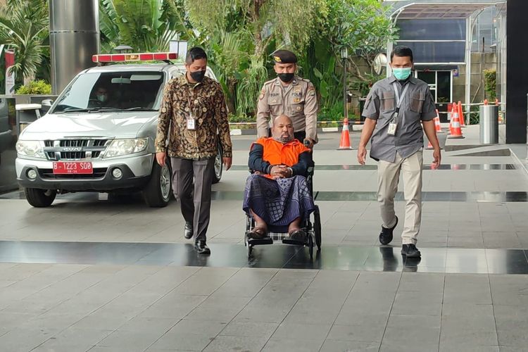 Gubernur Papua, Lukas Enembe menjalani pemeriksaan penyidik Komisi Pemberantasan Korupsi (KPK) dengan mengenakan sarung, Jumat (27/1/2023).