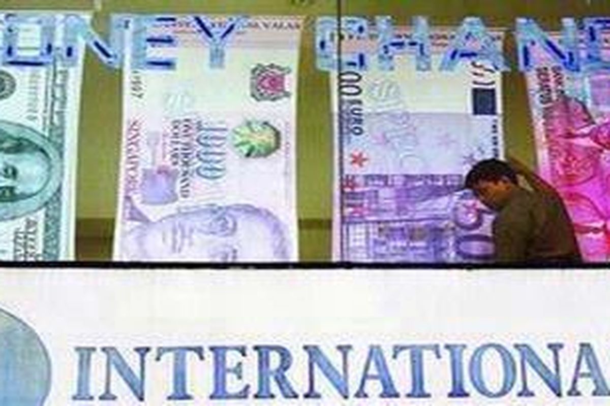 Sebuah gerai penukaran valuta asing di Puri Indah, Jakarta.