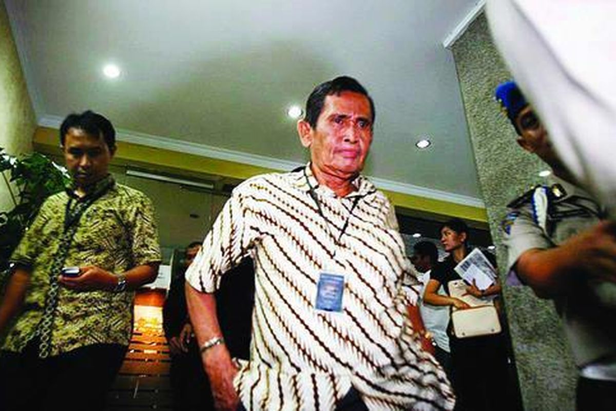 Ketua sementara Komisi Pemberantasan Korupsi Tumpak Hatorangan Panggabean meninggalkan Gedung Badan Reserse Kriminal Polri, Jakarta, Kamis (29/10). Pimpinan KPK tidak diperkenankan bertemu dengan Bibit Samad Rianto dan Chandra M Hamzah yang ditahan di Mabes Polri. 